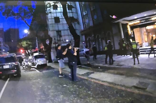 10余恶煞凌晨持棍棒猛砸高雄苓雅区一家知名养身会馆，导致门面全毁。(戴志扬翻摄/民眾提供)