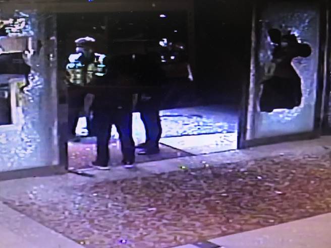 10余恶煞持棍棒嚣张砸店，高雄知名养身会馆门面全毁。(戴志扬翻摄/民眾提供)