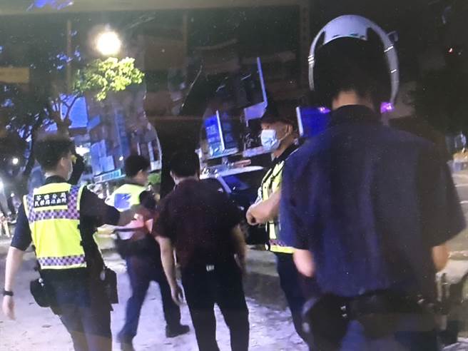 10余恶煞持棍棒嚣张砸毁高雄知名养身会馆，警方动员缉凶。(戴志扬翻摄/民眾提供)