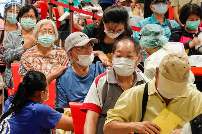 第五轮公费疫苗并未如预期依照年龄往下施打，专家认为此策略本来就是错误的，应紧急扩大第一剂的覆盖率才是对的。（图／示意图，记者黄子明摄影）