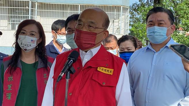 行政院長蘇貞昌今天一早到台南市仁德區視察三爺溪排水治理情形。（曹婷婷攝）