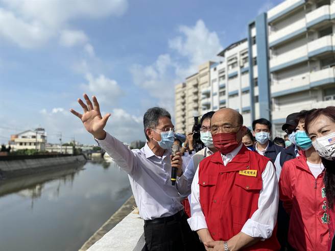 行政院長蘇貞昌今天一早到台南市仁德區視察三爺溪排水治理情形。（曹婷婷攝）