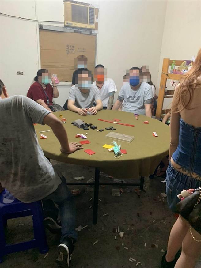 70岁黄姓男子在桃园经营流动职业赌场，警方布线跟监，9日凌晨破门而入，查获负责人及赌客共52人。（警方提供）