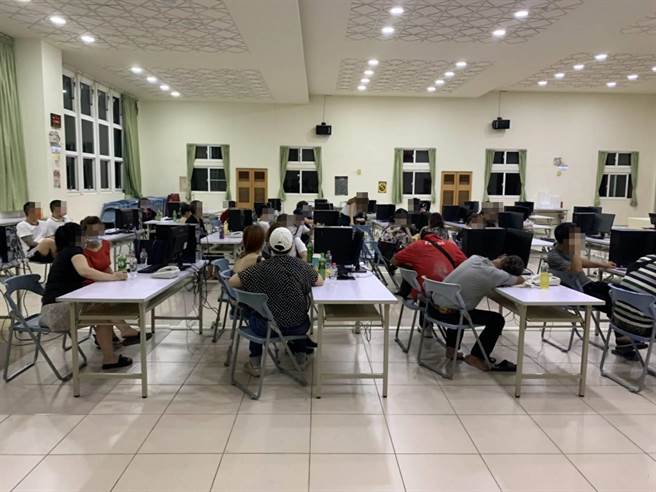 70岁黄姓男子在桃园经营流动职业赌场，警方布线跟监，9日凌晨破门而入，查获负责人及赌客共52人