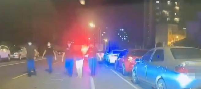 男子开赃车遇警拦捕逃逸闯红灯撞伤骑士，最后仍遭警方逮捕。(翻摄照片／吕筱蝉桃园传真)