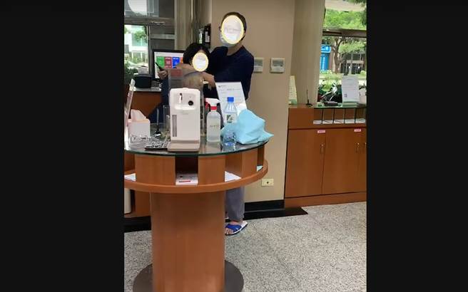 刚出狱汤姓嫌犯为了「想再吃牢饭」，竟到银行持刀劫持女行员上演「抢劫案」。（图／翻摄自「记者爆料网」 」。 