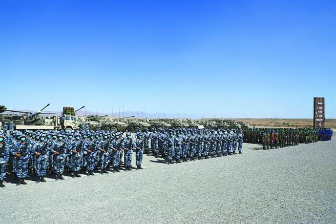中俄「西部•联合-2021」演习9日，在寧夏某基地正式拉开帷幕。图为中俄两军地面方队。（大陆环球网）