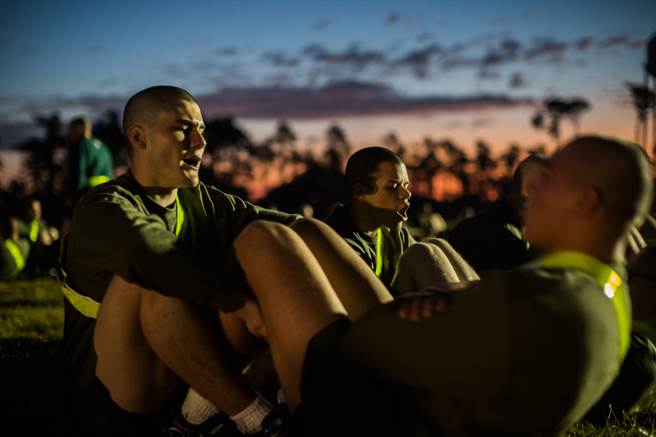 仰卧起坐或卷腹让腰椎在不稳定的状态下反覆屈曲，加上启动髋曲肌，只会造成下背受伤风险大增。图为陆战队士兵进行卷腹。(图/DVIDS)