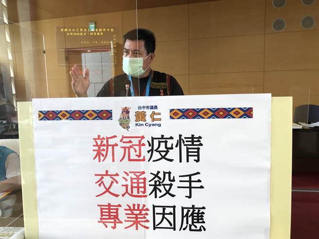 市議員黃仁質詢說，新冠疫情是交通殺手，公車及捷運虧損連連。（陳世宗攝）