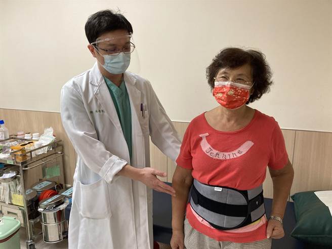 亞洲大學附屬醫院骨科部主治醫師林琮凱（左）關心患者術後恢復情況，並指出其手術部位。（林欣儀攝）