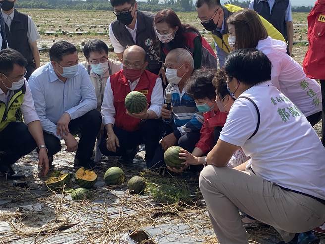 行政院长苏贞昌一早视察归仁沙崙西瓜灾损情形。(曹婷婷摄)