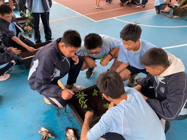 双溪高中办理食农教育体验营。（新北市教育局提供）