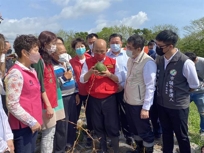 行政院长苏贞昌一早视察归仁沙崙西瓜灾损情形。(曹婷婷摄)