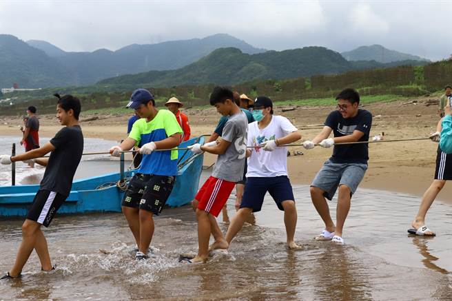 板桥国中学生体验传统牵罟。（新北市教育局提供）