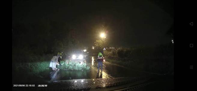 龍井區南崗產業道路旁路樹因大雨倒塌，阻礙通行，所幸警民合作移除障礙。(民眾提供／林欣儀台中傳真)