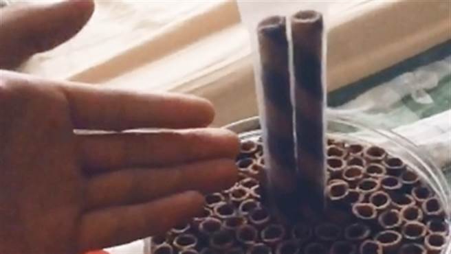 一名女网友买了罐装脆迪酥饼乾，打开后发现其中两根独立包装，不少人解答「是为了方便拿取」的贴心设计。（图／翻摄自TikTok）