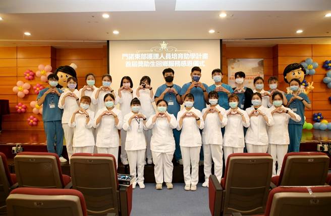 花莲门诺医院2016年时，与马偕医护专校合作招收护理公费生，鼓励地方学子就读，经5年的教育与实习后，首届13位准护理师今天正式返乡服务。（门诺医院提供／罗亦晽花莲传真）