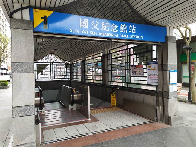 陳男僅因與人擦撞，就在捷運國父紀念館站1號出口亮刀恐嚇殺人，台北地院依恐嚇危安罪判他拘役20日。（北捷公司提供）