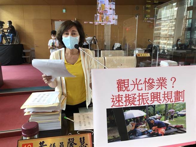疫情期間觀光業淪為觀光慘業？台中市議員黃馨慧今天為業者請命，要求觀旅局儘速擬定疫後振興規畫。（陳世宗攝）