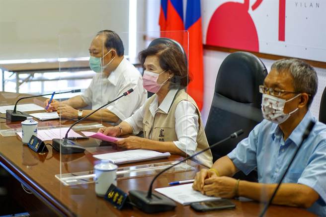 宜兰县长林姿妙（左二）今天在县务会议中宣布，将加码专案核发东奥国手奖励金，李智凯、林昀儒分别获得100万元与60万元。（李忠一摄）