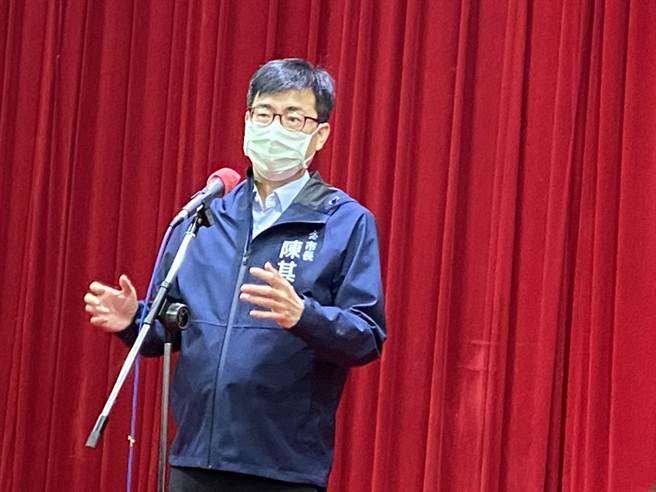 高雄市長陳其邁10日在市議會備詢，強調今年國慶煙火和明年台灣燈會，會視疫情狀況做活動內容調整。（石秀華攝）