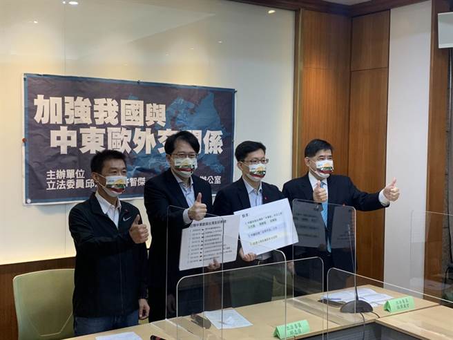 立法院「台湾与波罗的海（立陶宛、爱沙尼亚、拉脱维亚）三国国会议员友好协会」会长立委邱志伟，今天与立委张廖万坚、许智杰共同召开「加强我国与中东欧外交关系」记者会。（杨孟立摄）