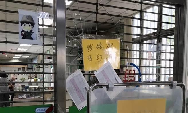 今天上午8点彰化员林一名年约50多岁的男子，欲闯入位在员东路上的邮局，但当时邮局尚未到营业时间，因此邮局人员并未帮他开门，他一气之下怒敲打邮局的玻璃大门。（民眾提供／吴建辉彰化传真）