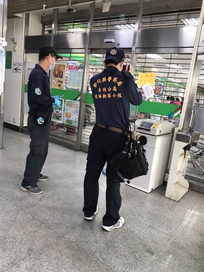 由于昨天台中西屯区才有民眾佯称要开户，持美工刀闯入银行要抢劫的案件，警方获报后不敢大意，调阅相关监视器后已经锁定特定嫌犯，还出动侦查队到场进行搜证。（民眾提供／吴建辉彰化传真）