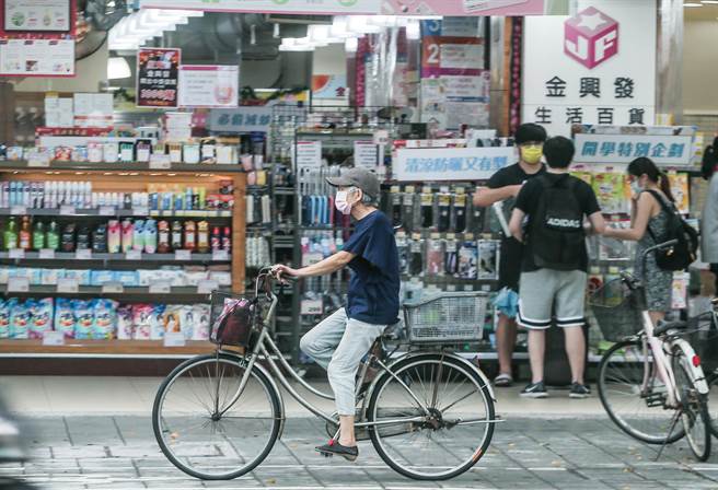 行政院拟发五倍券，透过短期消费刺激经济。(示意图，粘耿豪摄)