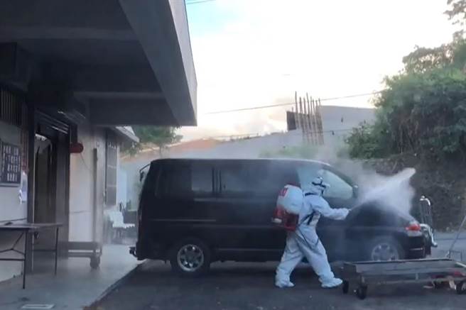 殯葬人員為慎重起見都穿上防護衣，將死者棺木送到竹東火化場，並派人員在現場消毒。（民眾提供／羅浚濱新竹傳真）