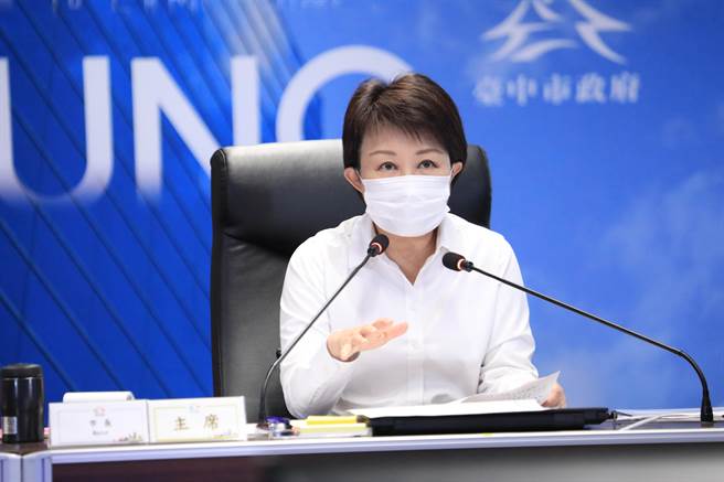 台中市长卢秀燕10日在市政会议表示，大雨造成60多公顷农作物受损，蔬果受损市场叶菜类上涨4成，请中央尽速释出冷冻冷藏蔬菜，平抑物价。（卢金足摄）