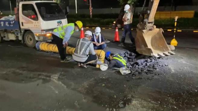 高雄前镇区凯旋夜市前路面先前出现长约15公尺、宽约10公尺塌陷，路面回填后，9日晚间相同地点竟再度下陷。（市议员李雅静提供／洪浩轩高雄传真）