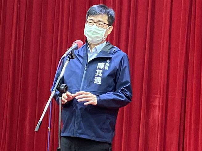 市长陈其迈挂保证说，天气放晴后，凯旋路路面塌工程现今（10）日可完成修復。（石秀华摄）