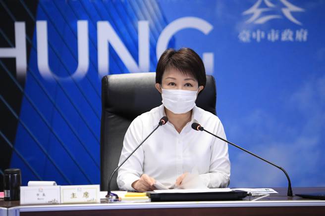 台中市在公司、商业登记家数、商登资本额成长三项更连续五季高居六都第一，市长卢秀燕强调，顾防疫也要拚经济。（卢金足摄）