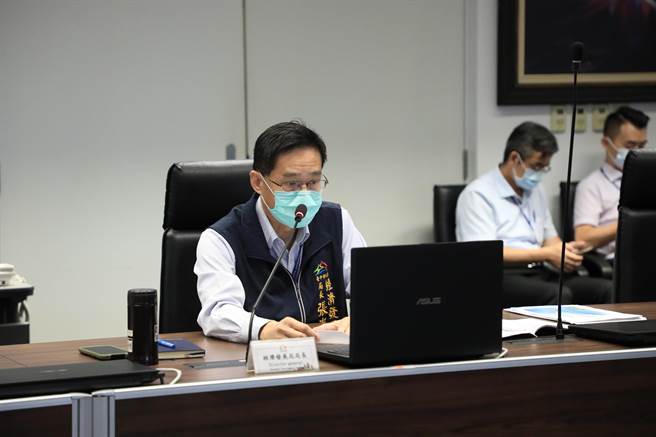 台中市府经发局长张峯源今日在市会议专案报告「台中市Q2七项经济指标全国第一」。（卢金足摄）