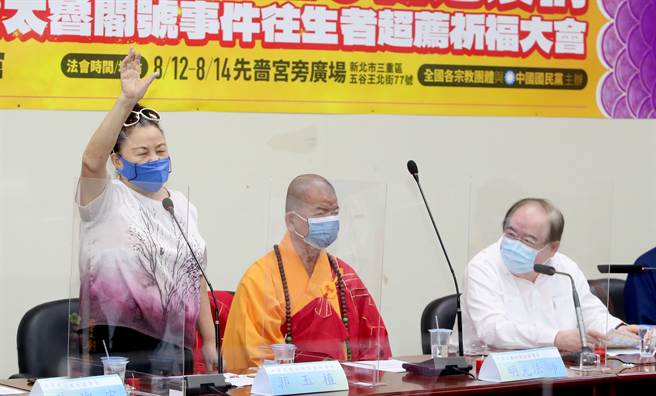 中国国民党秘书长李乾龙（右）与多位宗教界代表10日宣布，将举办「宗教界护国和瘟暨新冠疫情与0402太鲁阁号事件往生者超荐祈福大会」，期盼亡者安息、生者平安。现场邀请到的中华民国牧师协会理事长郭玉植（左）与中国宗教徒协会理事长明光法师（中）也放弃宗教间的歧见，一同出席大会邀请民眾参加祈福大会。（郑任南摄）