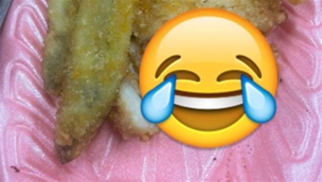 一名男子买了一盘炸物返家，却发现最底部夹藏了「世界上最脏的东西」。（图／翻摄自爆废公社公开版）