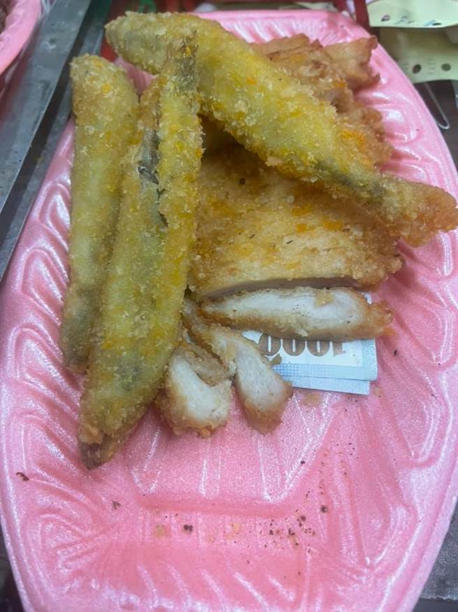 下方夹了一张千元大钞，令原PO忍不住作呕。（图／翻摄自爆废公社公开版）