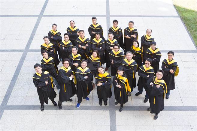 台科大高阶科技研发硕士在职学程EMRD，被视为科技产业的EMBA班，学员几乎是企业资深主管。图为该班学生毕业照。(台科大提供／李侑珊台北传真)