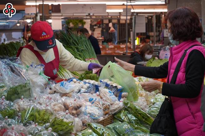 今日大台北批发市场蔬菜平均批发价来到每公斤48.6元，创下今年菜价新高，蔬果品质不一、尚未復耕也是价涨原因，不少民眾纷纷表示真的好贵。（本报系资料照）