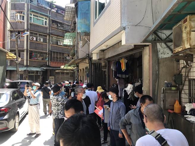 今天早上附近居民在巷弄举牌抗议表示，拒绝空污。（陈彩玲摄）