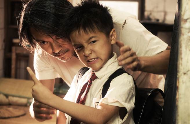 当年周星驰在《长江七号》中，找来小女孩徐娇反串演出小男孩「周小狄」。(《长江七号》剧照)