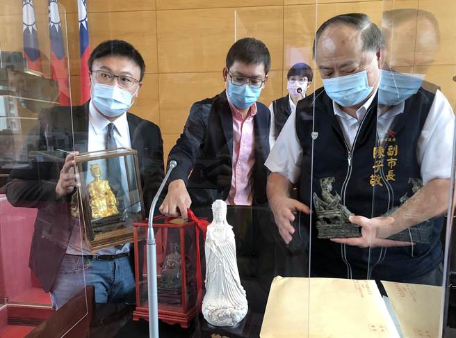 市议员施志昌、林炘烽10日请出铜制、铁制及石制妈祖神像，要求副市长陈子敬、观旅局长韩育淇签署保证20年无安全疑虑，并提供20年维护成本承诺同意书，别让铜妈祖变绿妈祖。（陈世宗摄）