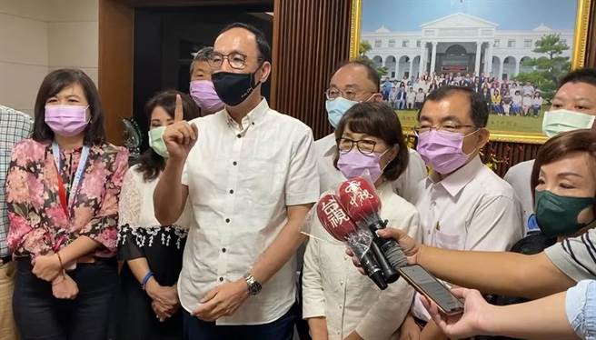 前新北市长朱立伦10日在高雄批高雄大雨出现天坑，市长陈其迈不应甩锅给前朝。（石秀华摄）