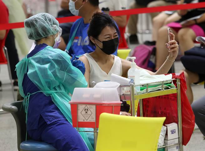 沈政男认为10万剂的莫德纳应给医护混打，因为给一般民眾打也无法提升多少疫苗覆盖率，但让医护混打却可筑起抗Delta的医疗长城。图为民眾打疫苗的画面。（刘宗龙摄）