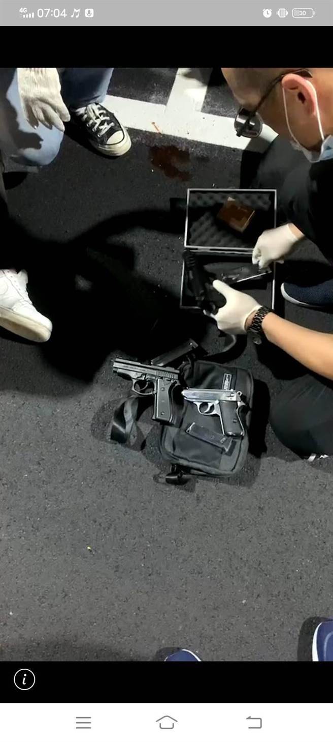 22歲王姓男子為竹聯幫成員負責保管槍械，新北市刑大獲報今（10日）前往新莊區四維路查緝，在他身上及機車置物箱內查獲3枝改造手槍、27顆子彈。（翻攝）