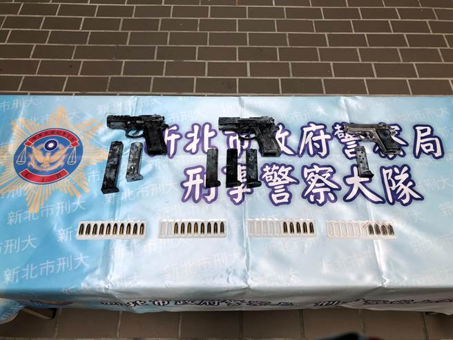 22歲王姓男子為竹聯幫成員負責保管槍械，新北市刑大獲報今（10日）前往新莊區四維路查緝，在他身上及機車置物箱內查獲3枝改造手槍、27顆子彈。（翻攝）