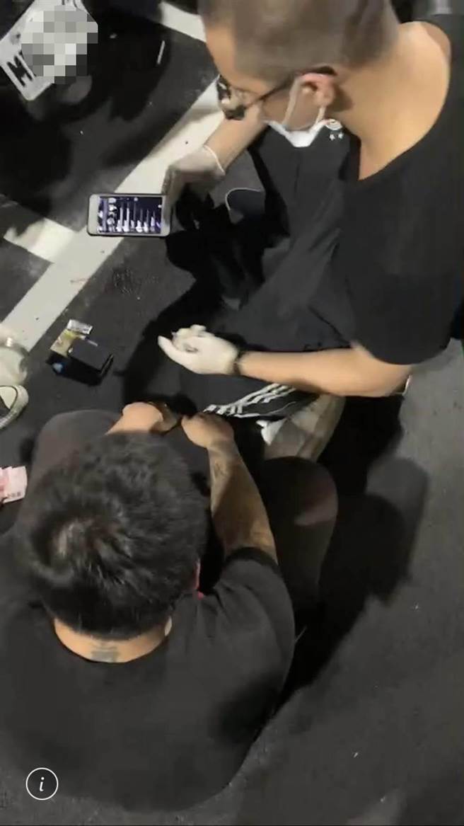 22歲王姓男子為竹聯幫成員負責保管槍械，新北市刑大獲報今（10日）前往新莊區四維路查緝，在他身上及機車置物箱內查獲3枝改造手槍、27顆子彈。（翻攝）
