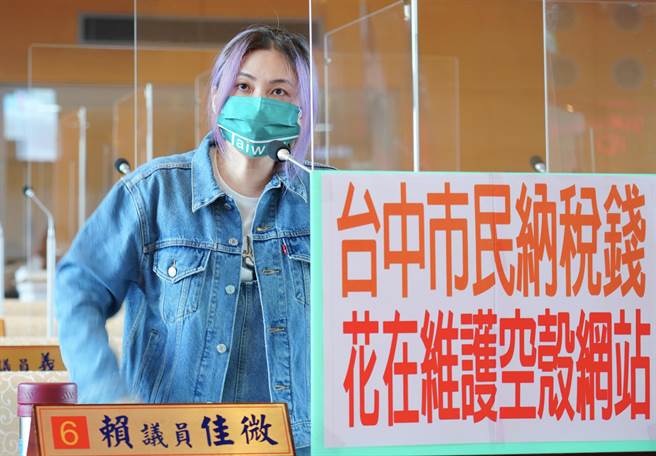 市議員賴佳微今天在市議會質詢，要求交通局要增加智慧型站牌，方便長輩搭公車。（陳世宗攝）