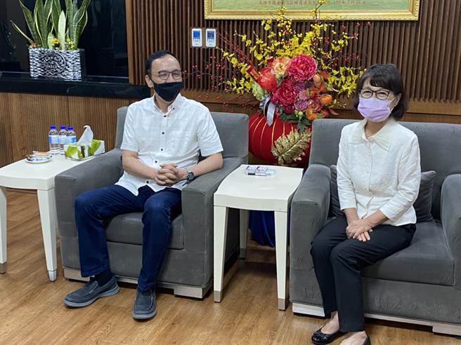 有意参选国民党主席的朱立伦10日南下高雄，拜会蓝营议会议长曾丽燕（右）。（石秀华摄）